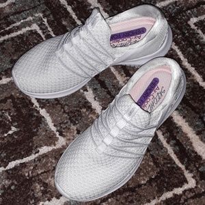 Womens size 7.5 Skechers sneakers